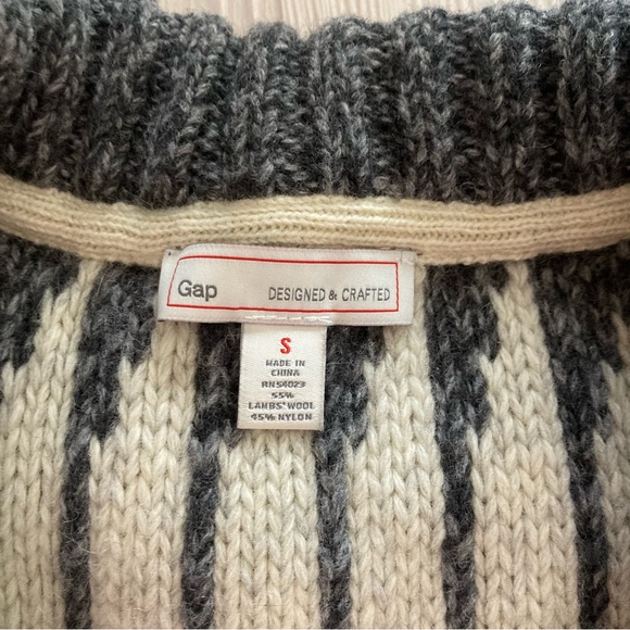 Gap Cozy Gray and Cream Knit Cardigan - Picture 3 of 6